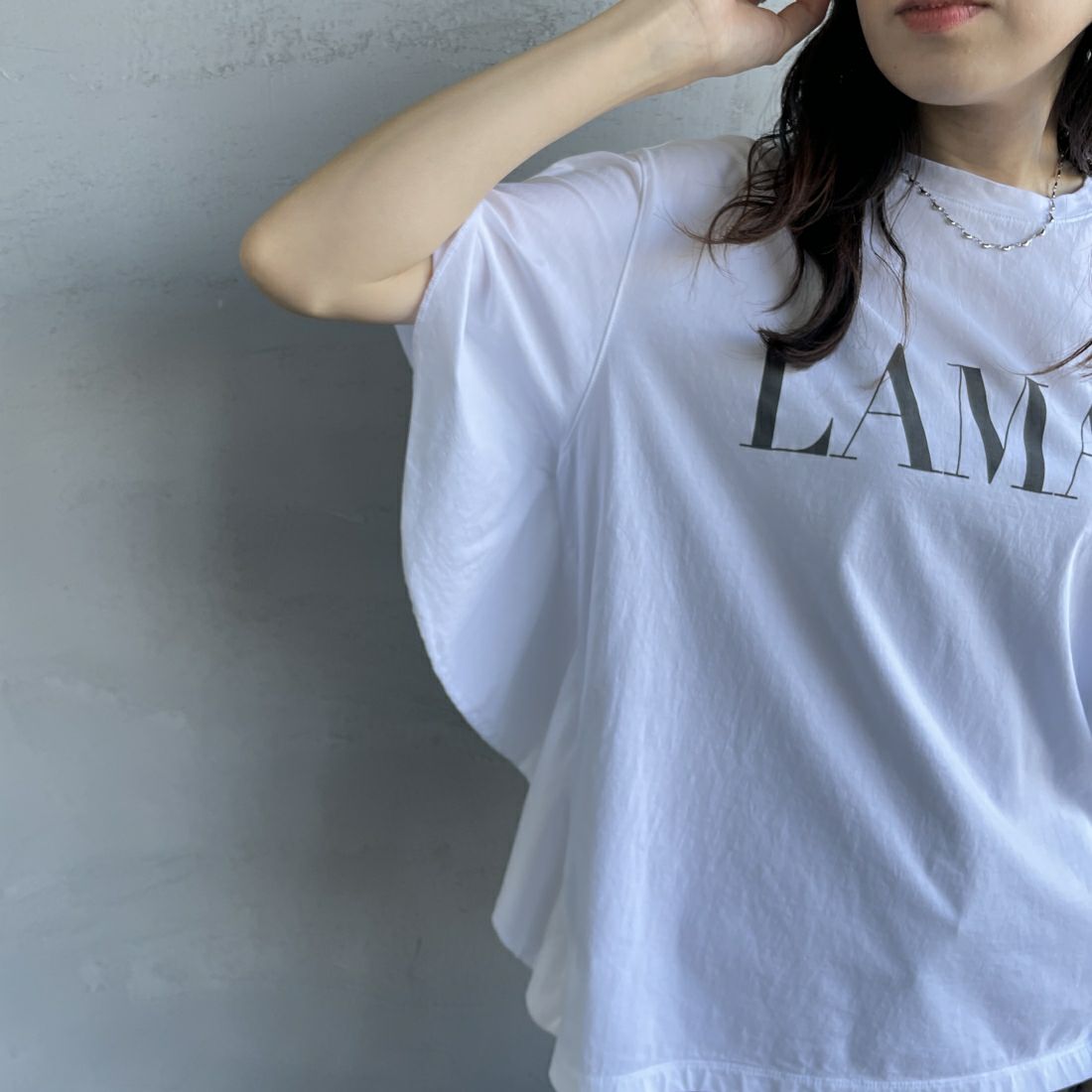 MICA&DEAL [マイカアンドディール] LAMAR ロゴフリルTシャツ [0124209153] WHITE &&モデル身長：160cm 着用サイズ：F&&
