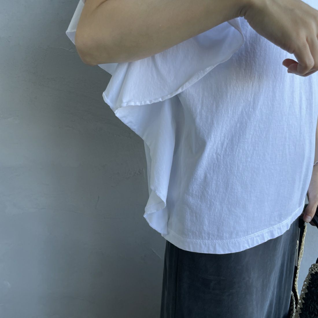 MICA&DEAL [マイカアンドディール] LAMAR ロゴフリルTシャツ [0124209153] WHITE &&モデル身長：160cm 着用サイズ：F&&