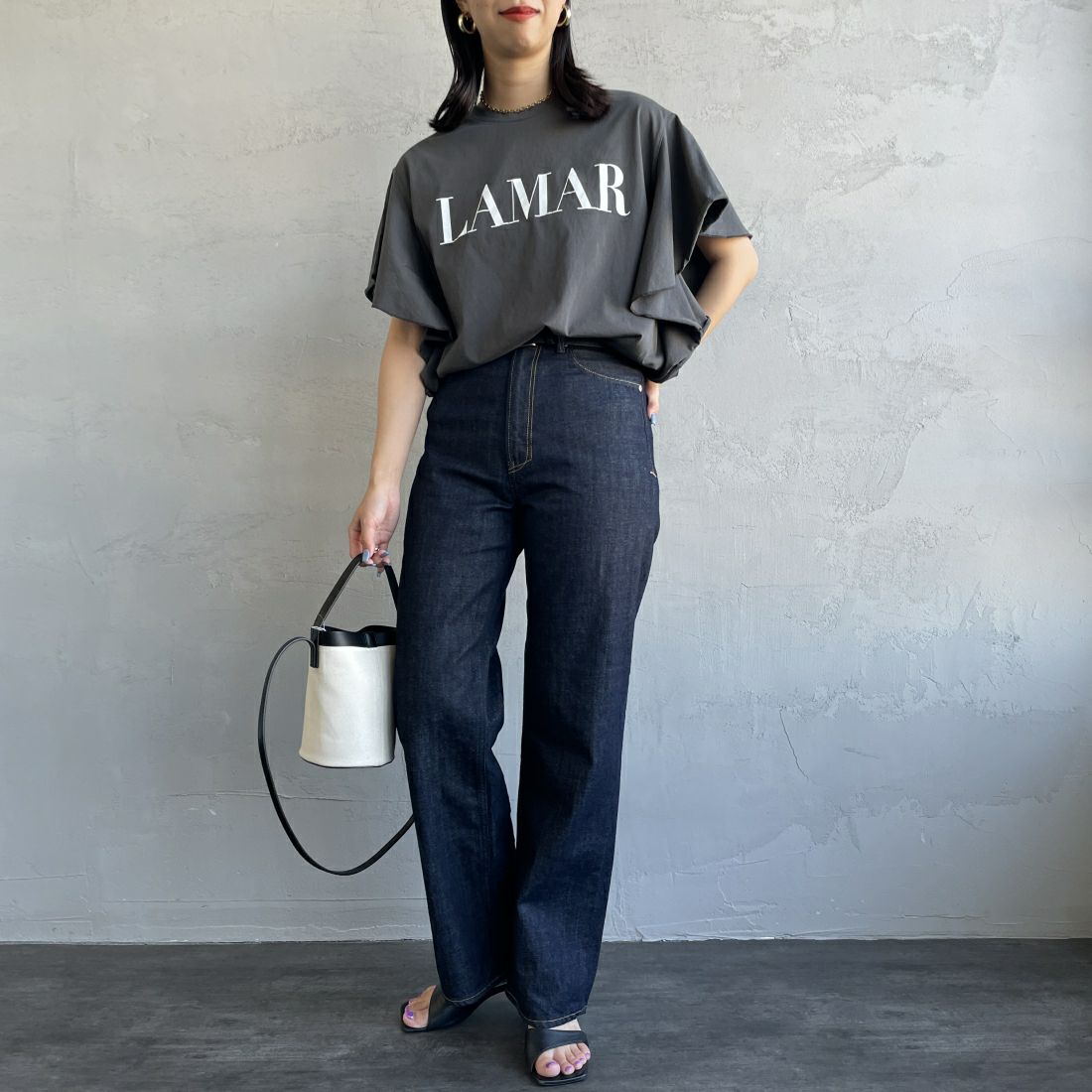 MICA&DEAL [マイカアンドディール] LAMAR ロゴフリルTシャツ [0124209153] CHARCOAL &&モデル身長：163cm 着用サイズ：F&&