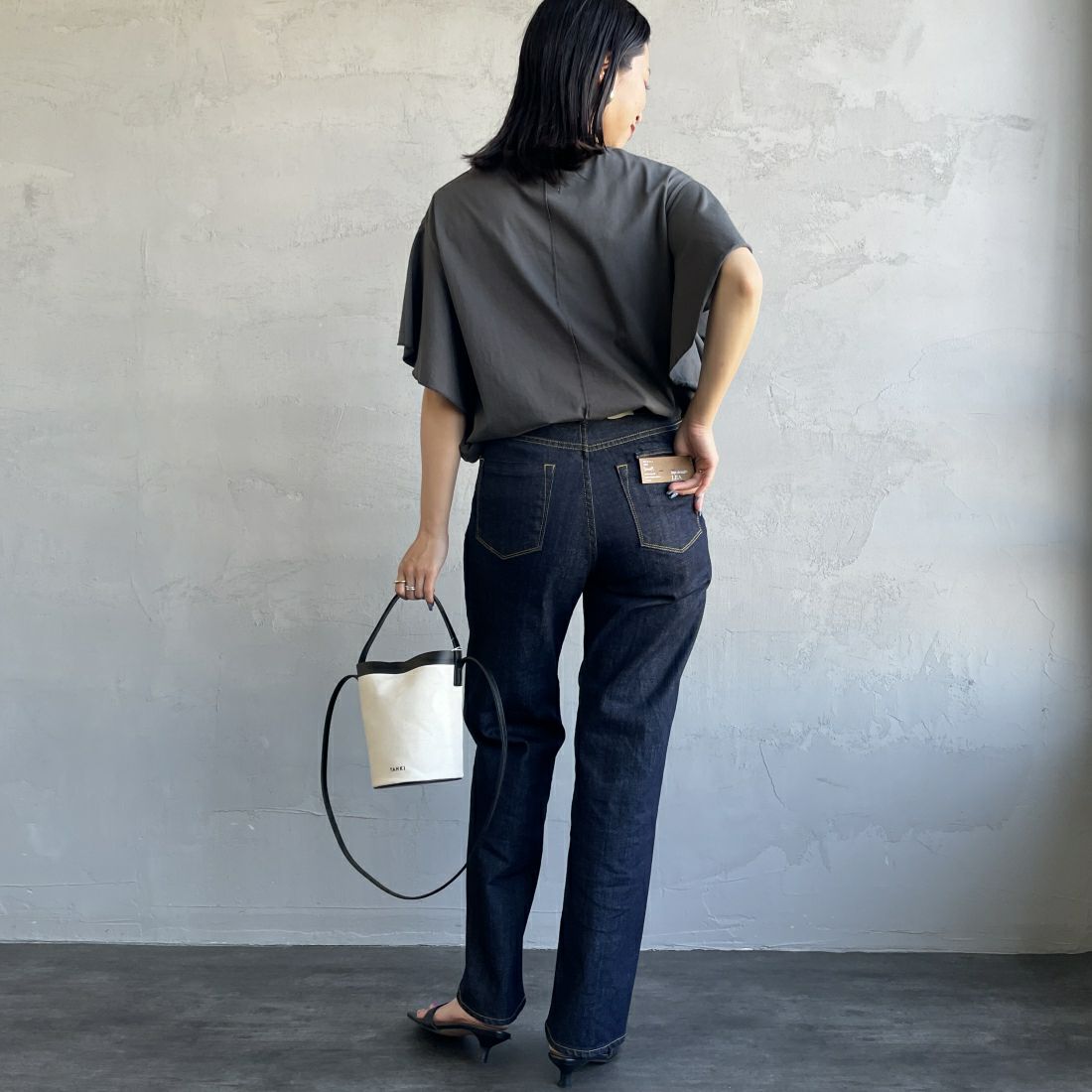 MICA&DEAL [マイカアンドディール] LAMAR ロゴフリルTシャツ [0124209153] CHARCOAL &&モデル身長：163cm 着用サイズ：F&&