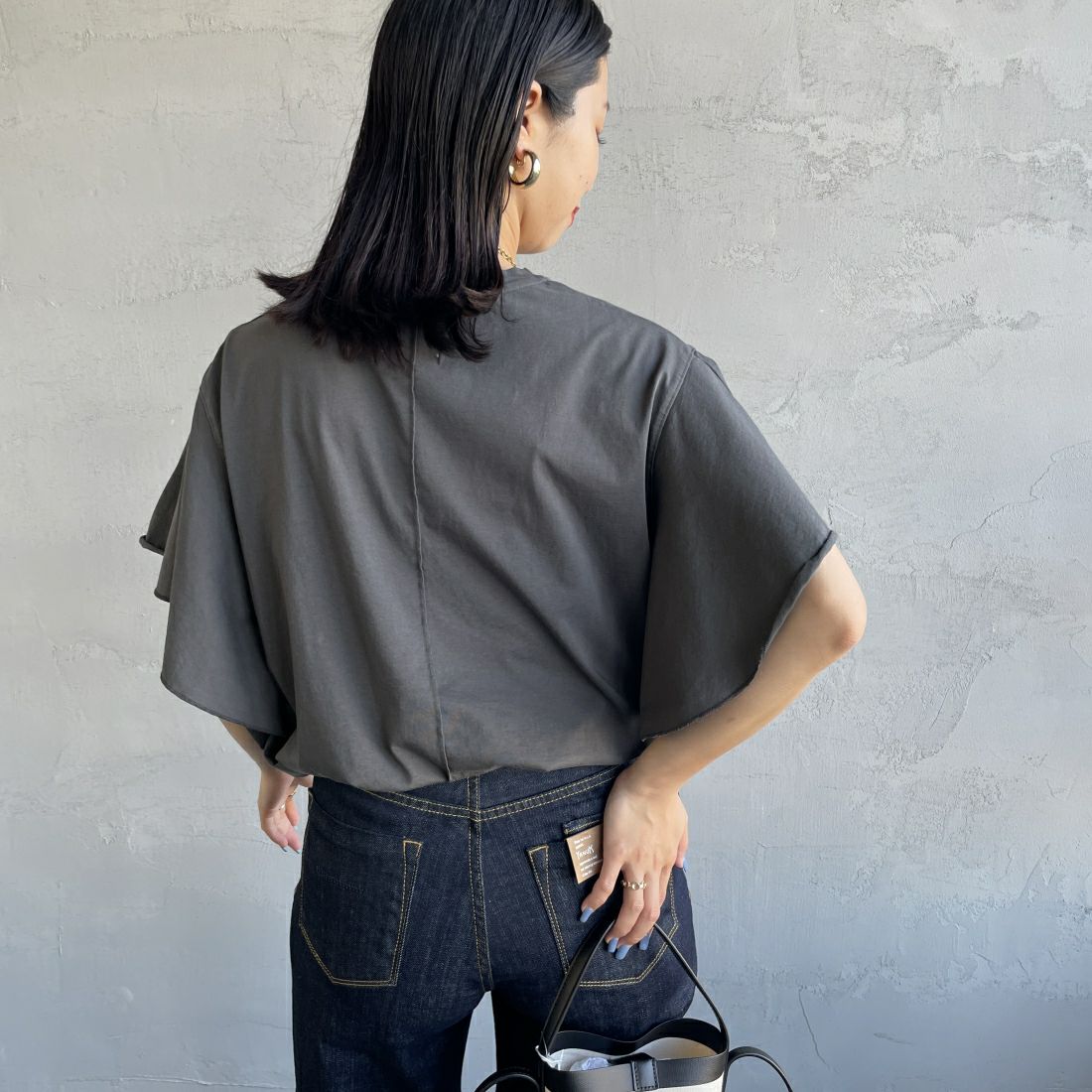 MICA&DEAL [マイカアンドディール] LAMAR ロゴフリルTシャツ [0124209153] CHARCOAL &&モデル身長：163cm 着用サイズ：F&&