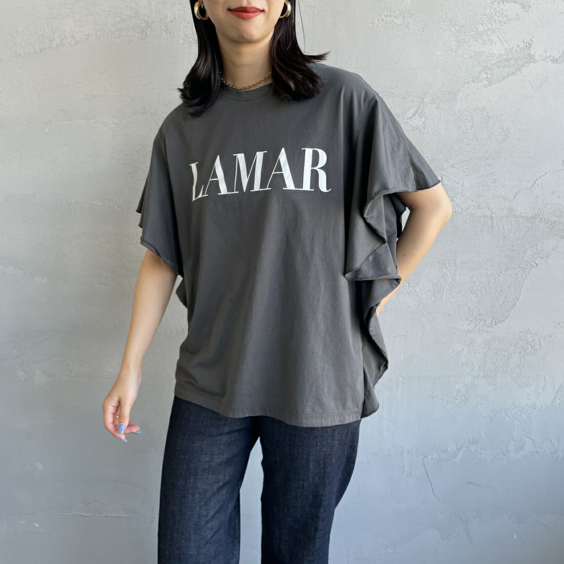MICA&DEAL [マイカアンドディール] LAMAR ロゴフリルTシャツ [0124209153] CHARCOAL &&モデル身長：163cm 着用サイズ：F&&