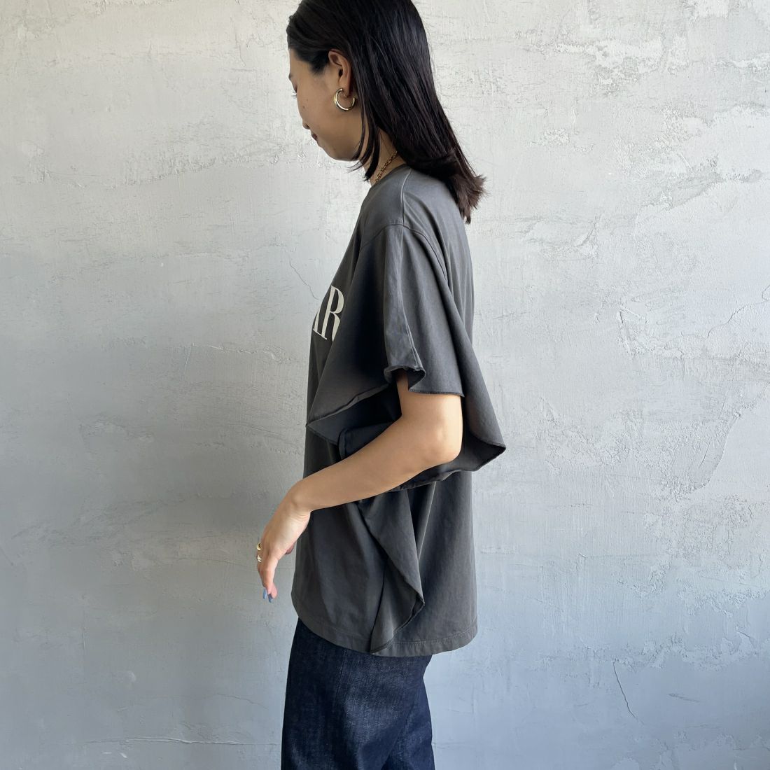 MICA&DEAL [マイカアンドディール] LAMAR ロゴフリルTシャツ [0124209153] CHARCOAL &&モデル身長：163cm 着用サイズ：F&&