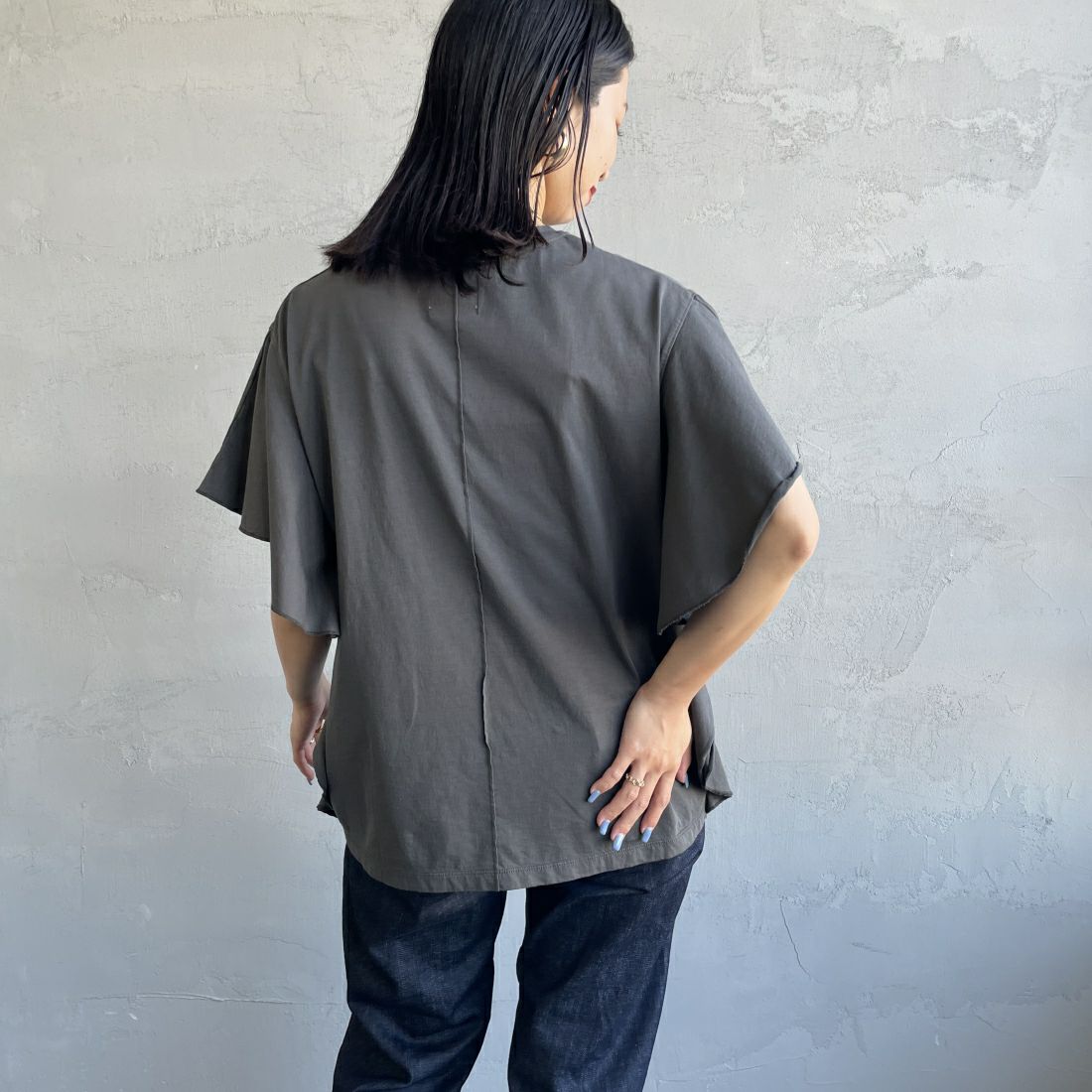 MICA&DEAL [マイカアンドディール] LAMAR ロゴフリルTシャツ [0124209153] CHARCOAL &&モデル身長：163cm 着用サイズ：F&&