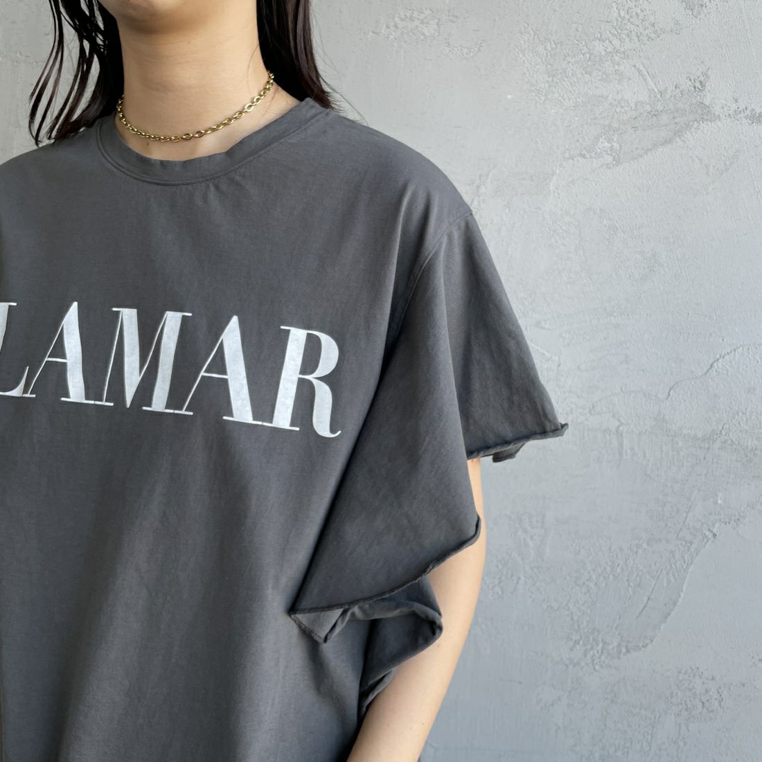 MICA&DEAL [マイカアンドディール] LAMAR ロゴフリルTシャツ [0124209153] CHARCOAL &&モデル身長：163cm 着用サイズ：F&&