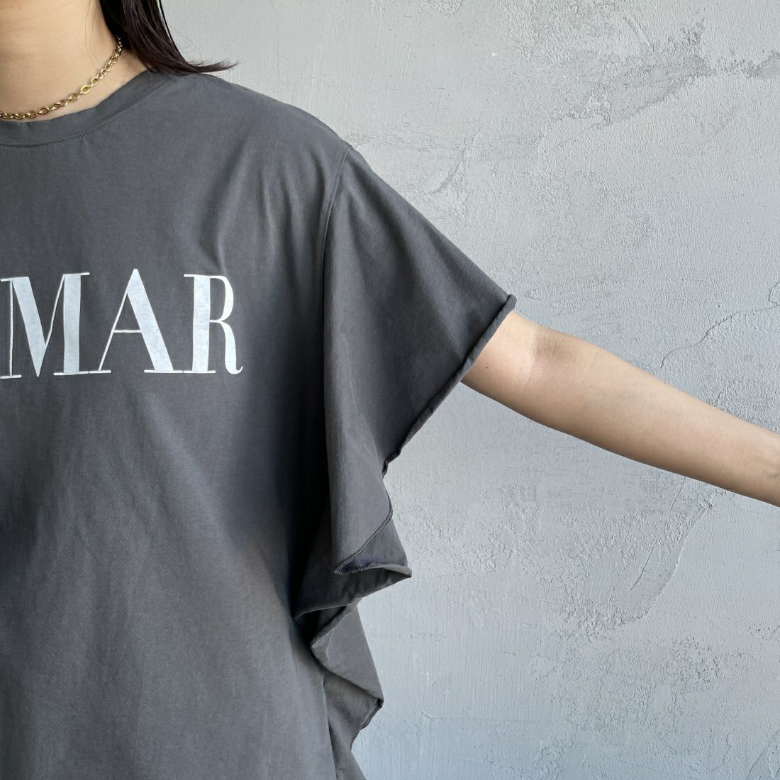 MICA&DEAL [マイカアンドディール] LAMAR ロゴフリルTシャツ [0124209153] CHARCOAL &&モデル身長：163cm 着用サイズ：F&&