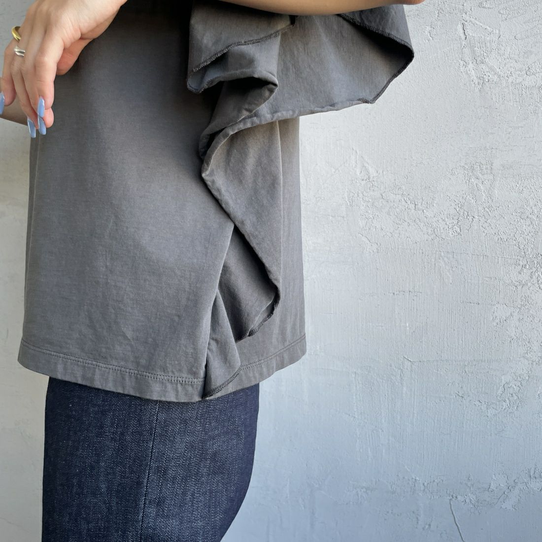 MICA&DEAL [マイカアンドディール] LAMAR ロゴフリルTシャツ [0124209153] CHARCOAL &&モデル身長：163cm 着用サイズ：F&&