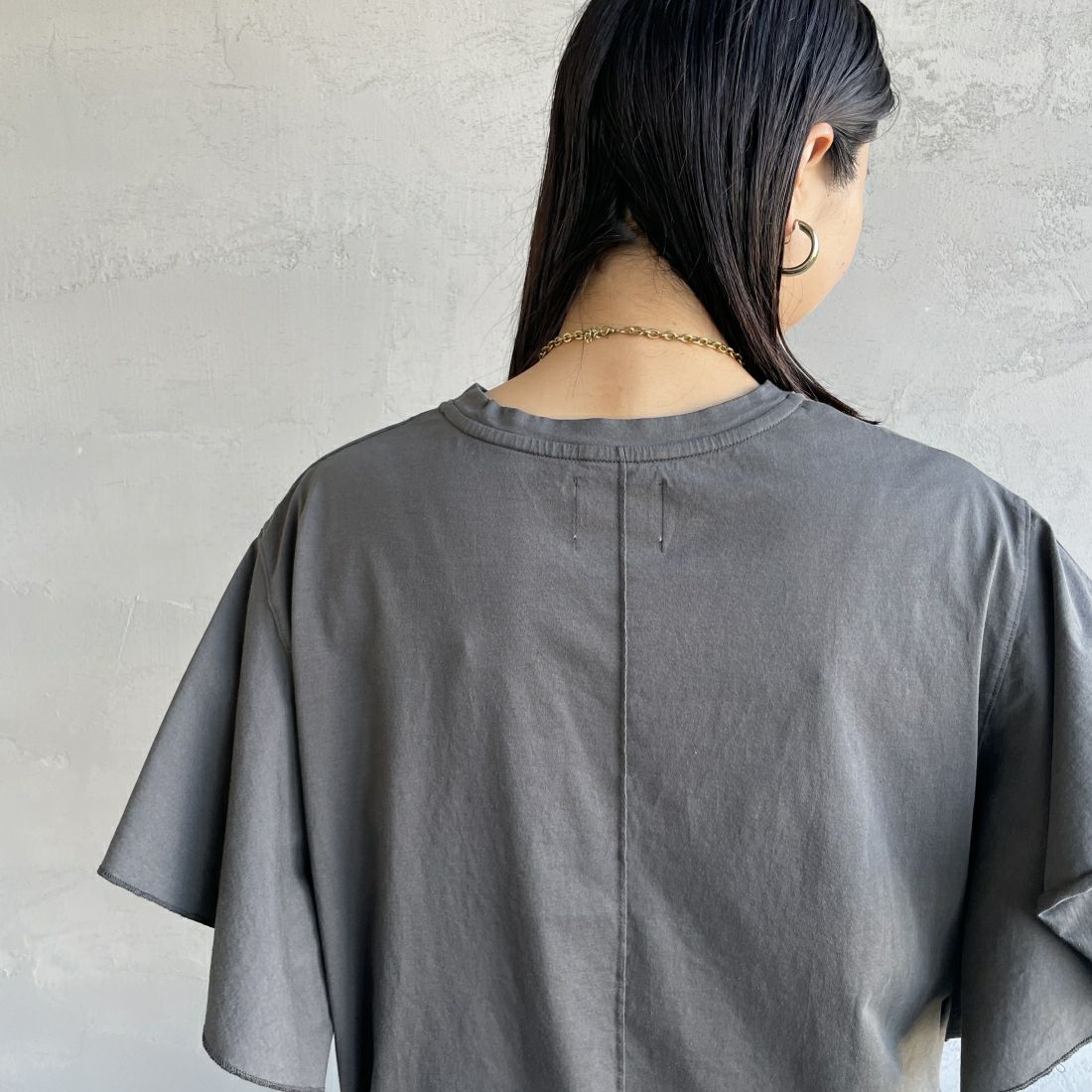 MICA&DEAL [マイカアンドディール] LAMAR ロゴフリルTシャツ [0124209153] CHARCOAL &&モデル身長：163cm 着用サイズ：F&&