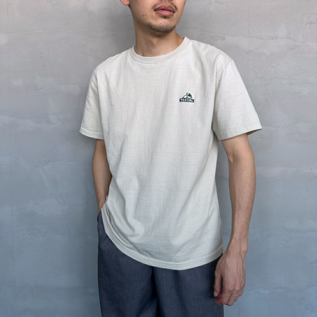The Endless Summer [エンドレスサマー] 別注 ワンポイントBUHI刺繍ロゴTシャツ [FH-24574508-JF] 36 BEIGE&&モデル身長：168cm 着用サイズ：M&&