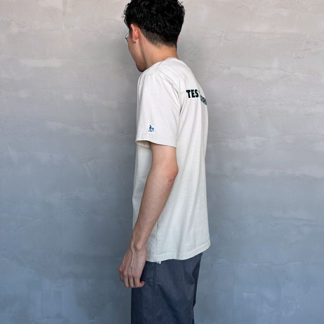 The Endless Summer [エンドレスサマー] 別注 ワンポイントBUHI刺繍ロゴTシャツ [FH-24574508-JF] 36 BEIGE&&モデル身長：168cm 着用サイズ：M&&