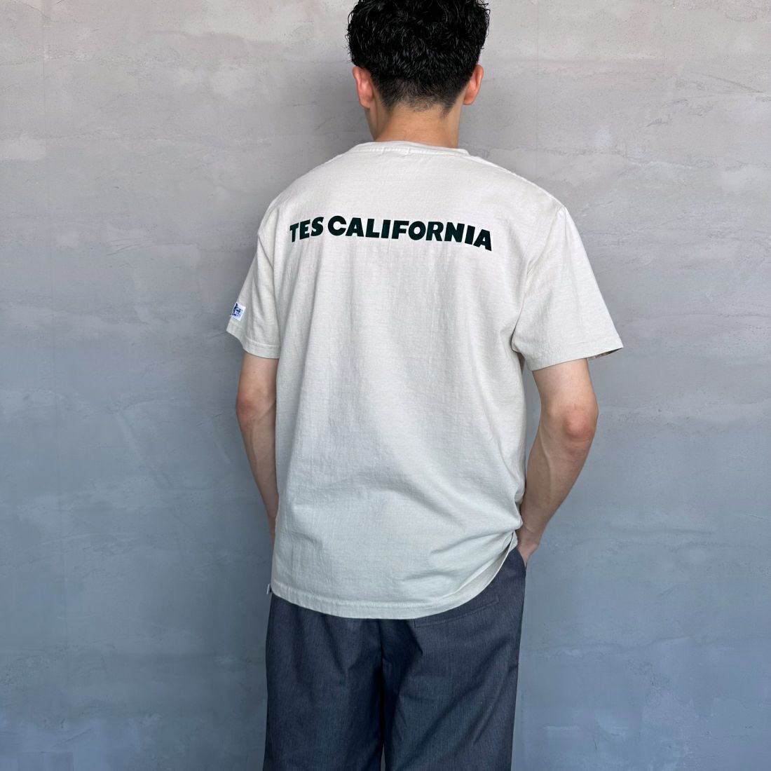 The Endless Summer [エンドレスサマー] 別注 ワンポイントBUHI刺繍ロゴTシャツ [FH-24574508-JF] 36 BEIGE&&モデル身長：168cm 着用サイズ：M&&