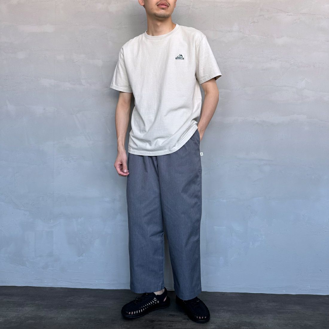 The Endless Summer [エンドレスサマー] 別注 ワンポイントBUHI刺繍ロゴTシャツ [FH-24574508-JF] 36 BEIGE&&モデル身長：168cm 着用サイズ：M&&