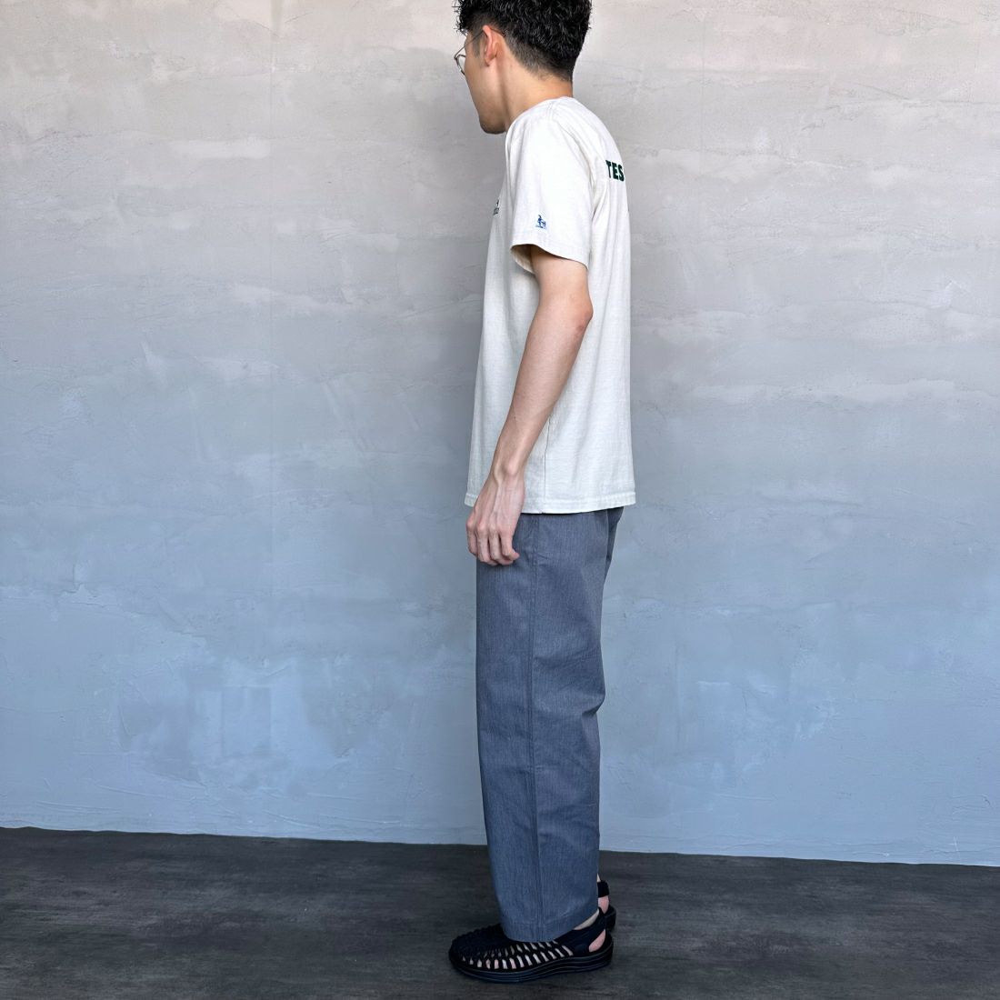 The Endless Summer [エンドレスサマー] 別注 ワンポイントBUHI刺繍ロゴTシャツ [FH-24574508-JF] 36 BEIGE&&モデル身長：168cm 着用サイズ：M&&
