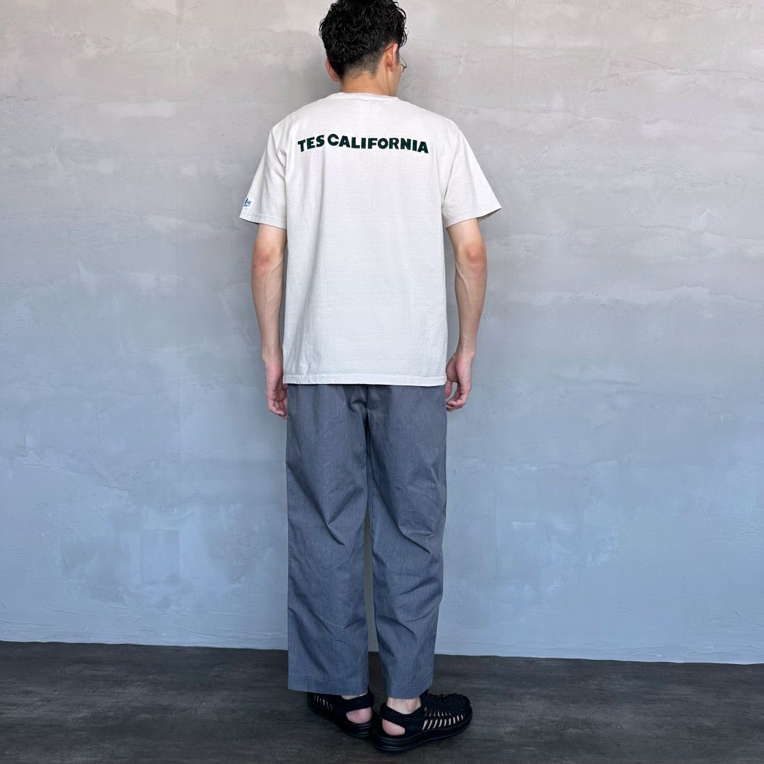 The Endless Summer [エンドレスサマー] 別注 ワンポイントBUHI刺繍ロゴTシャツ [FH-24574508-JF] 36 BEIGE&&モデル身長：168cm 着用サイズ：M&&