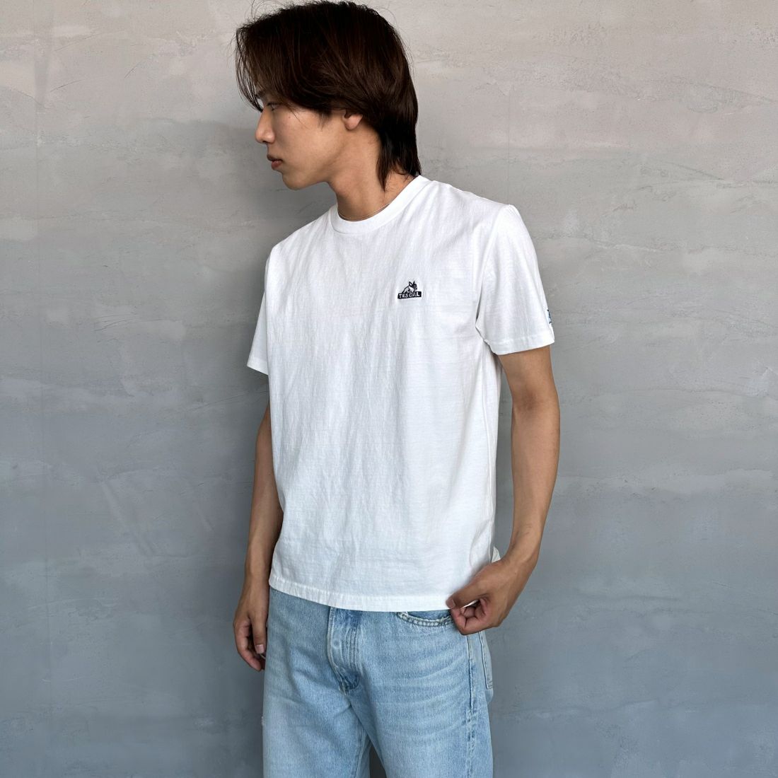 The Endless Summer [エンドレスサマー] 別注 ワンポイントBUHI刺繍ロゴTシャツ [FH-24574508-JF] 07 WHITE&&モデル身長：179cm 着用サイズ：M&&