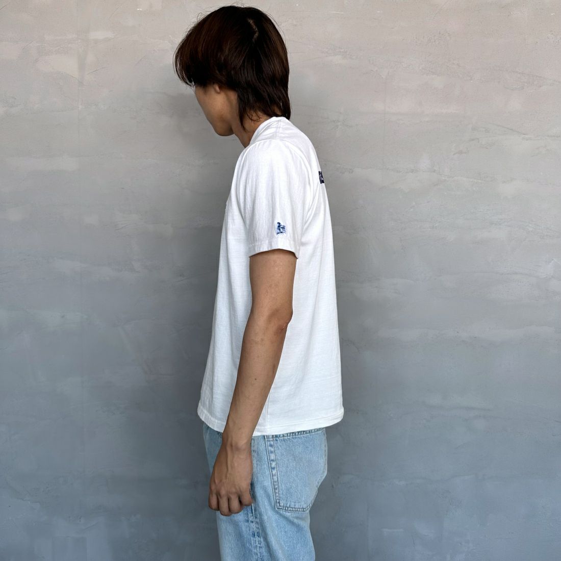 The Endless Summer [エンドレスサマー] 別注 ワンポイントBUHI刺繍ロゴTシャツ [FH-24574508-JF] 07 WHITE&&モデル身長：179cm 着用サイズ：M&&