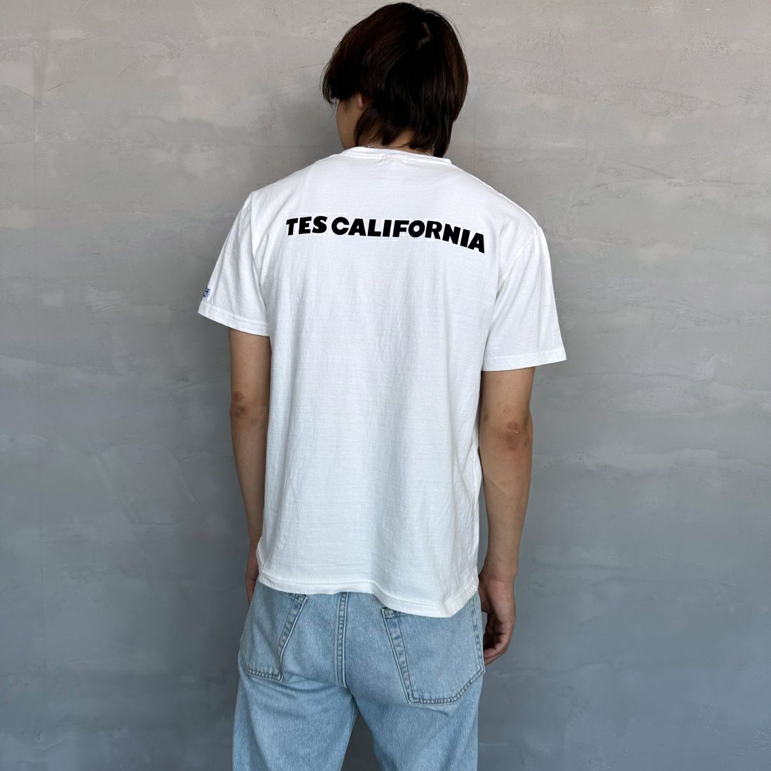 The Endless Summer [エンドレスサマー] 別注 ワンポイントBUHI刺繍ロゴTシャツ [FH-24574508-JF] 07 WHITE&&モデル身長：179cm 着用サイズ：M&&