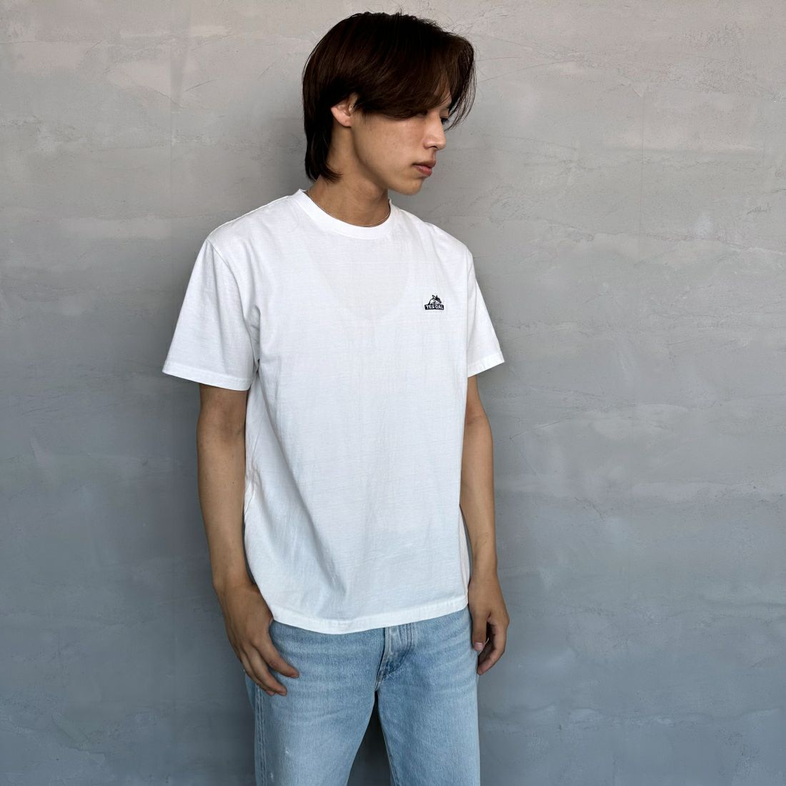 The Endless Summer [エンドレスサマー] 別注 ワンポイントBUHI刺繍ロゴTシャツ [FH-24574508-JF] 07 WHITE&&モデル身長：179cm 着用サイズ：L&&