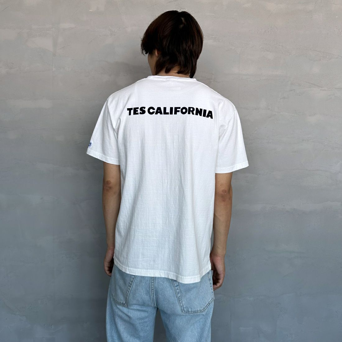The Endless Summer [エンドレスサマー] 別注 ワンポイントBUHI刺繍ロゴTシャツ [FH-24574508-JF] 07 WHITE&&モデル身長：179cm 着用サイズ：L&&