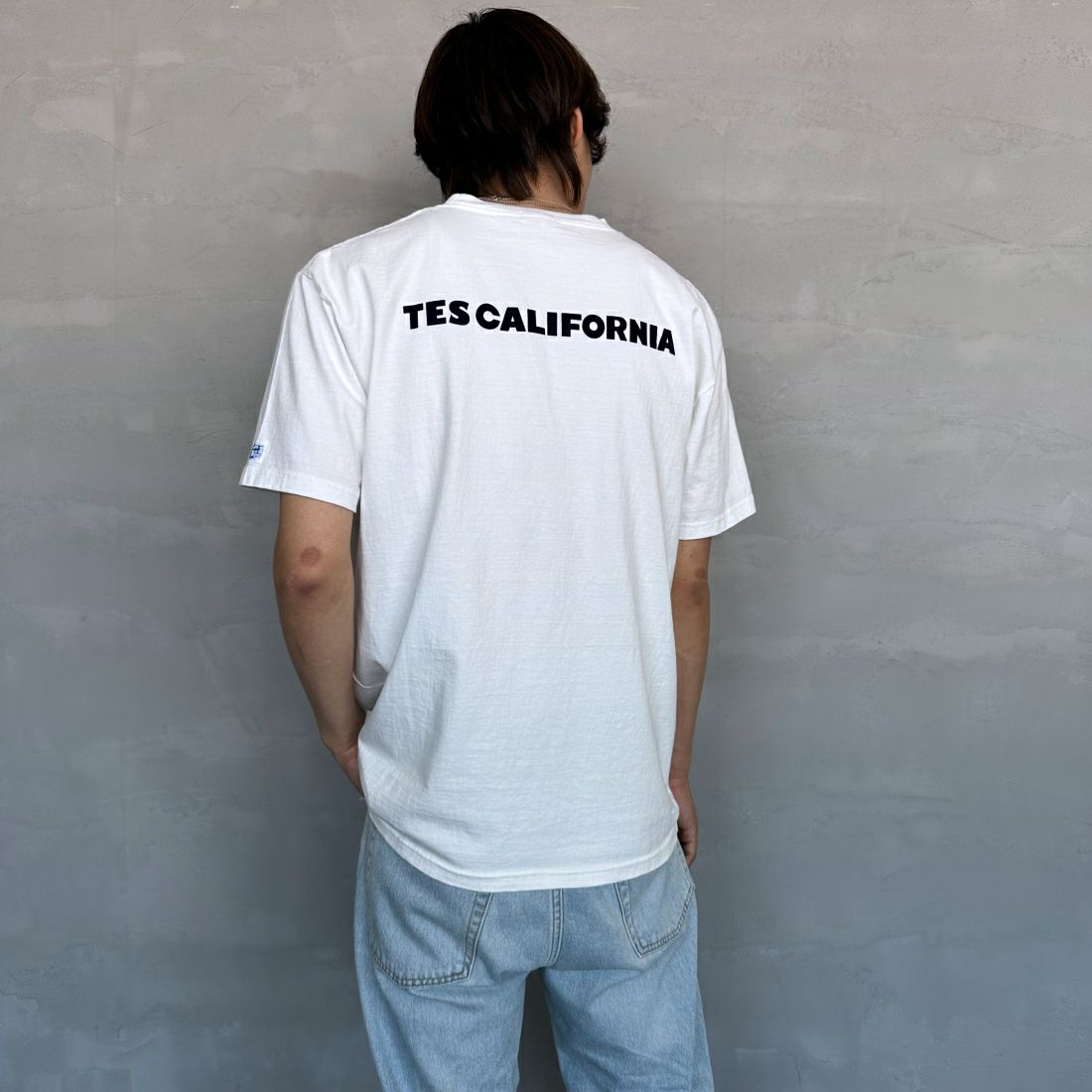The Endless Summer [エンドレスサマー] 別注 ワンポイントBUHI刺繍ロゴTシャツ [FH-24574508-JF] 07 WHITE&&モデル身長：179cm 着用サイズ：XL&&