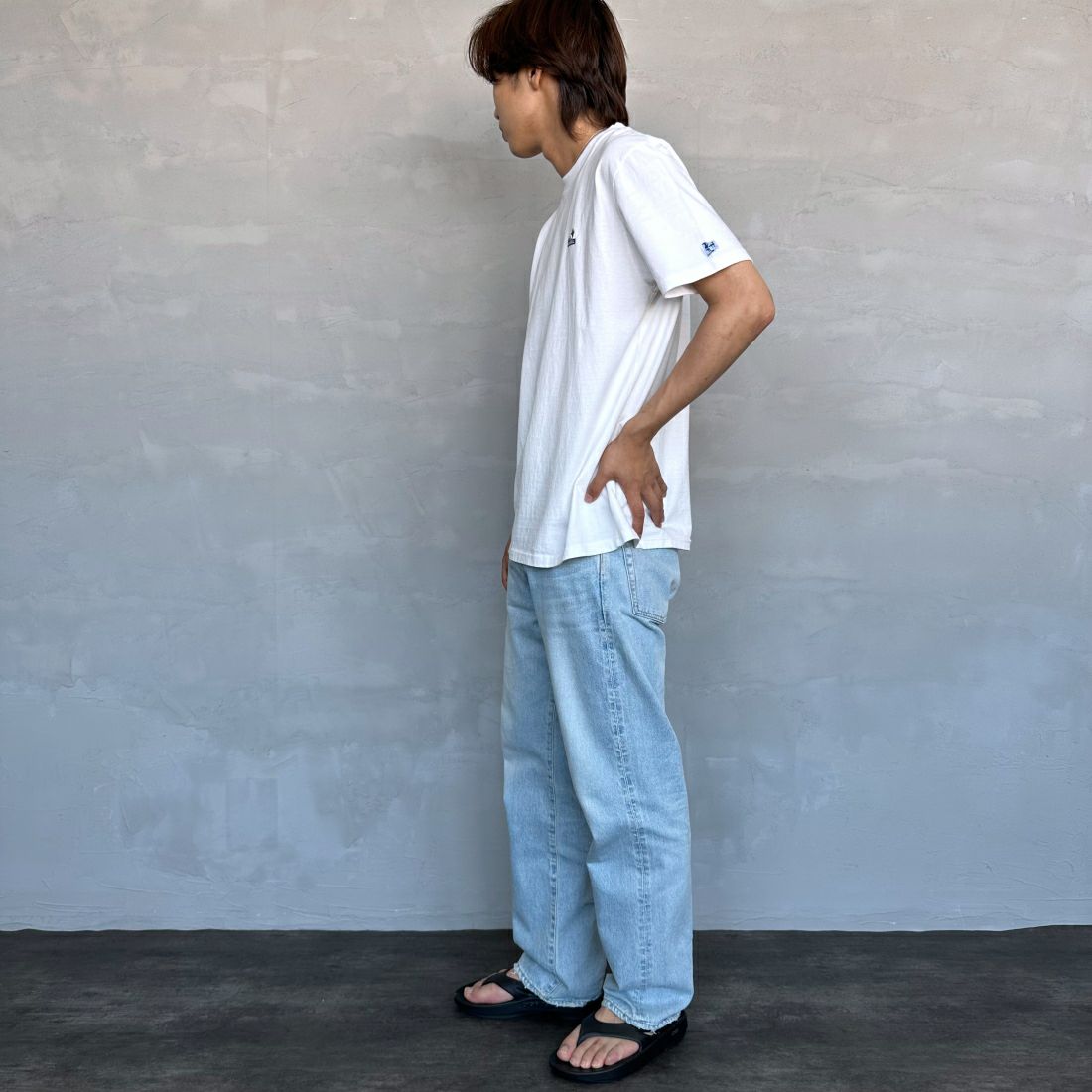 The Endless Summer [エンドレスサマー] 別注 ワンポイントBUHI刺繍ロゴTシャツ [FH-24574508-JF] 07 WHITE&&モデル身長：179cm 着用サイズ：XL&&