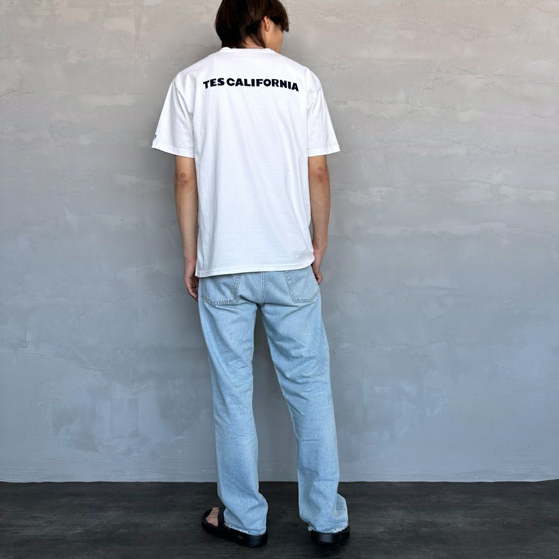 The Endless Summer [エンドレスサマー] 別注 ワンポイントBUHI刺繍ロゴTシャツ [FH-24574508-JF] 07 WHITE&&モデル身長：179cm 着用サイズ：XL&&