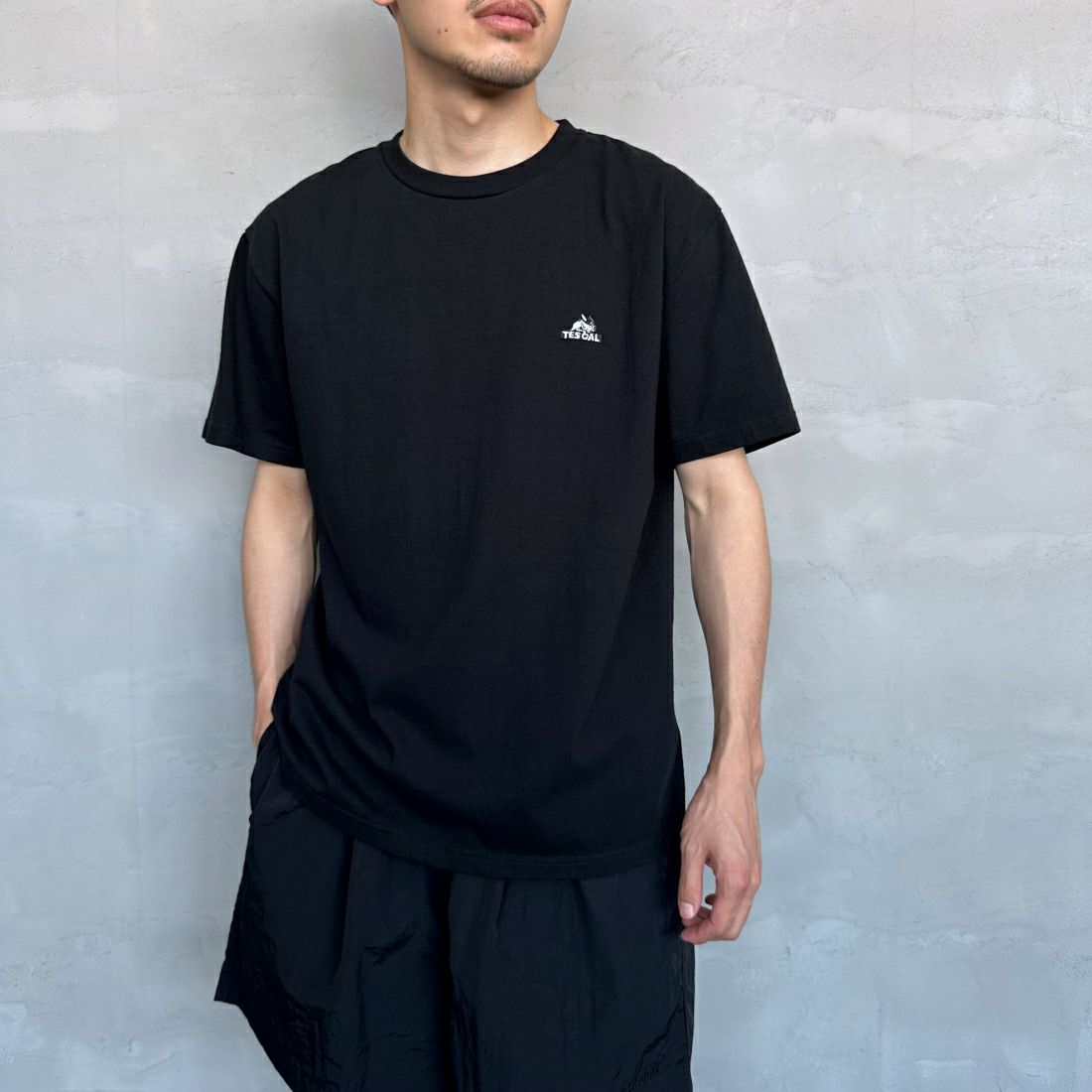 The Endless Summer [エンドレスサマー] 別注 ワンポイントBUHI刺繍ロゴTシャツ [FH-24574508-JF] 07 WHITE&&モデル身長：168cm 着用サイズ：L&&