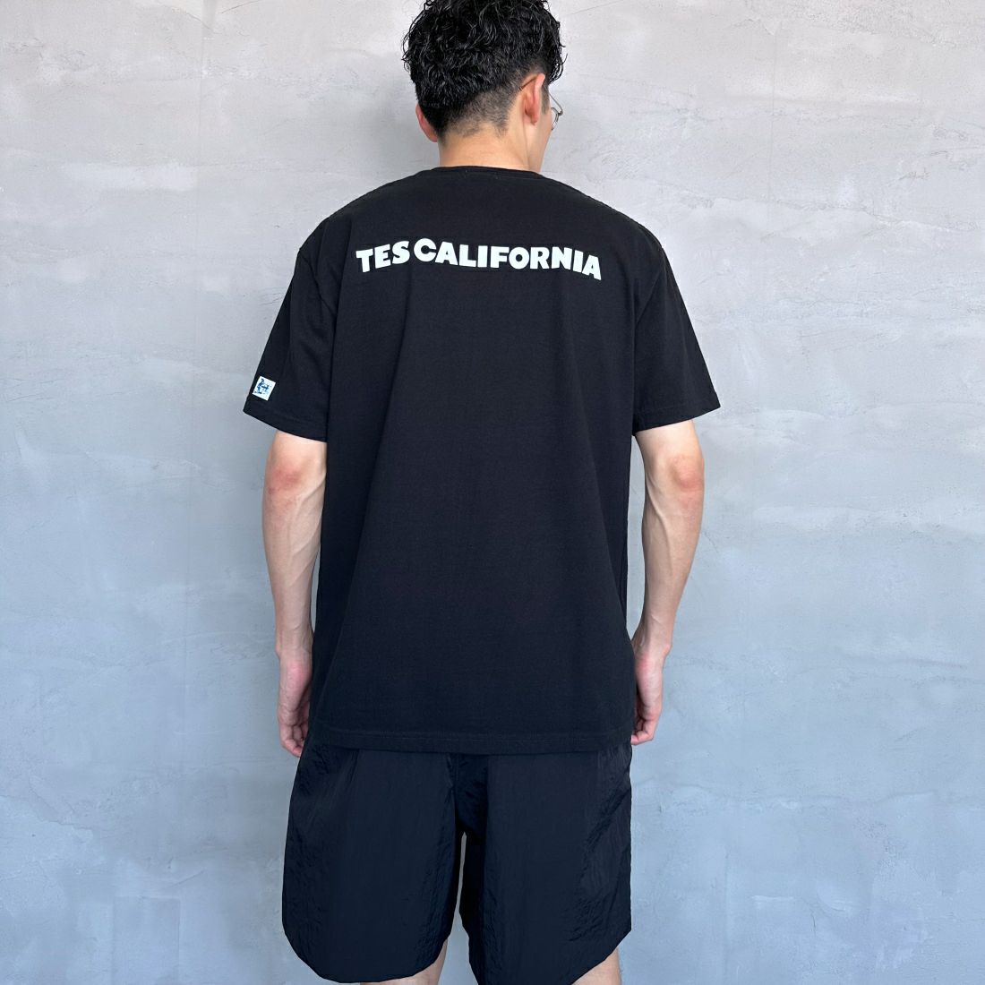 The Endless Summer [エンドレスサマー] 別注 ワンポイントBUHI刺繍ロゴTシャツ [FH-24574508-JF] 07 WHITE&&モデル身長：168cm 着用サイズ：L&&