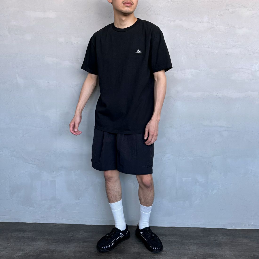 The Endless Summer [エンドレスサマー] 別注 ワンポイントBUHI刺繍ロゴTシャツ [FH-24574508-JF] 07 WHITE&&モデル身長：168cm 着用サイズ：L&&