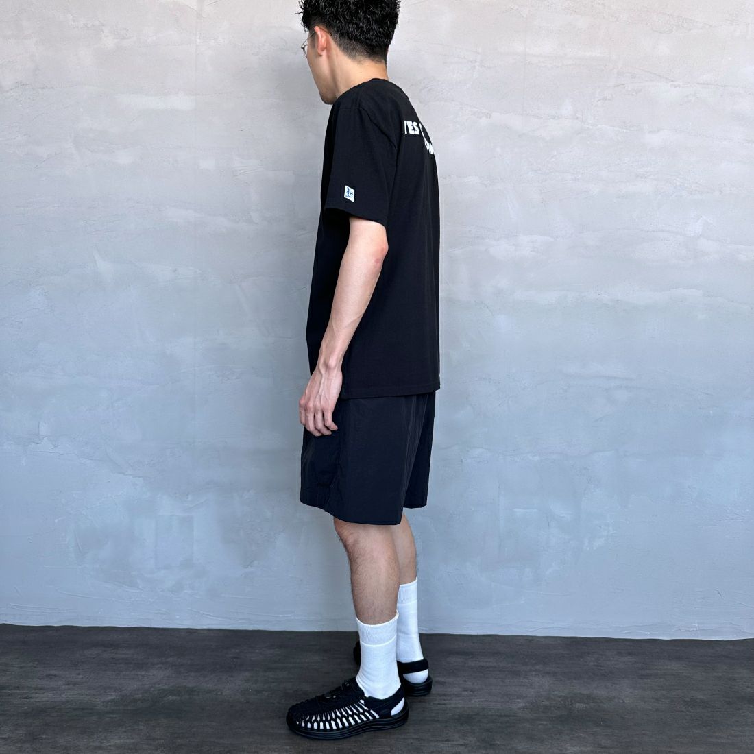 The Endless Summer [エンドレスサマー] 別注 ワンポイントBUHI刺繍ロゴTシャツ [FH-24574508-JF] 07 WHITE&&モデル身長：168cm 着用サイズ：L&&