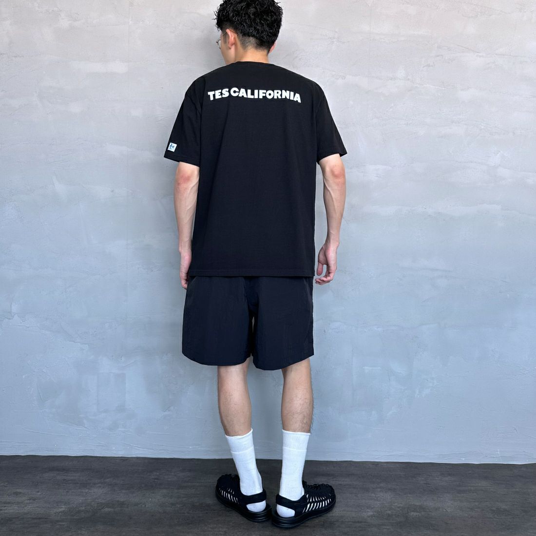 The Endless Summer [エンドレスサマー] 別注 ワンポイントBUHI刺繍ロゴTシャツ [FH-24574508-JF] 07 WHITE&&モデル身長：168cm 着用サイズ：L&&