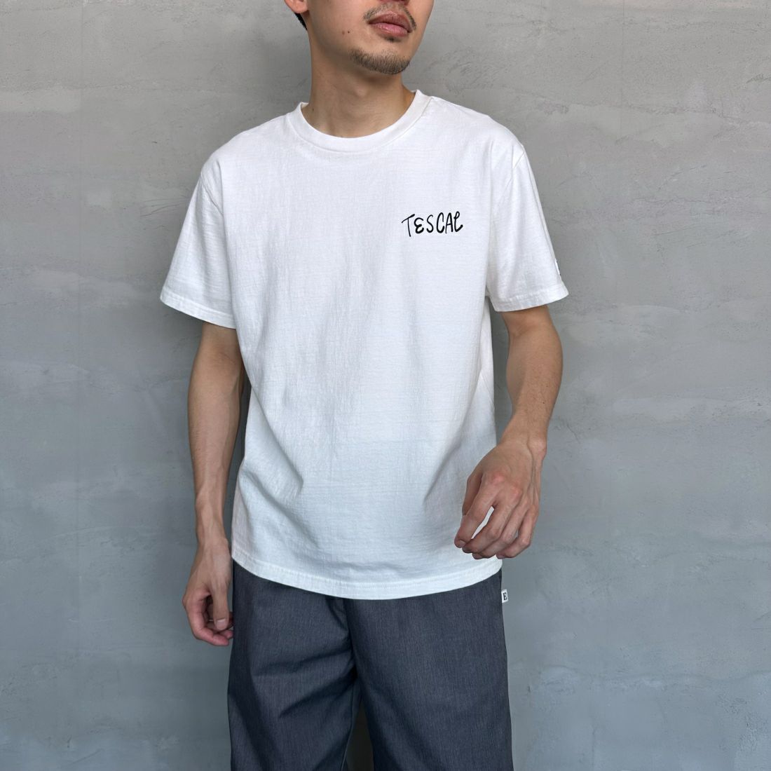 The Endless Summer [エンドレスサマー] 別注 手書き風ロゴ BUHIバックプリントTシャツ [FH-24574509-JF] 07 WHITE&&モデル身長：168cm 着用サイズ：M&&