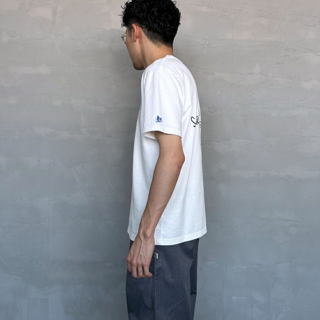 The Endless Summer [エンドレスサマー] 別注 手書き風ロゴ BUHIバックプリントTシャツ [FH-24574509-JF] 07 WHITE&&モデル身長：168cm 着用サイズ：M&&