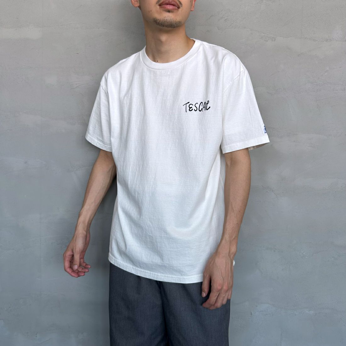 The Endless Summer [エンドレスサマー] 別注 手書き風ロゴ BUHIバックプリントTシャツ [FH-24574509-JF] 07 WHITE&&モデル身長：168cm 着用サイズ：L&&