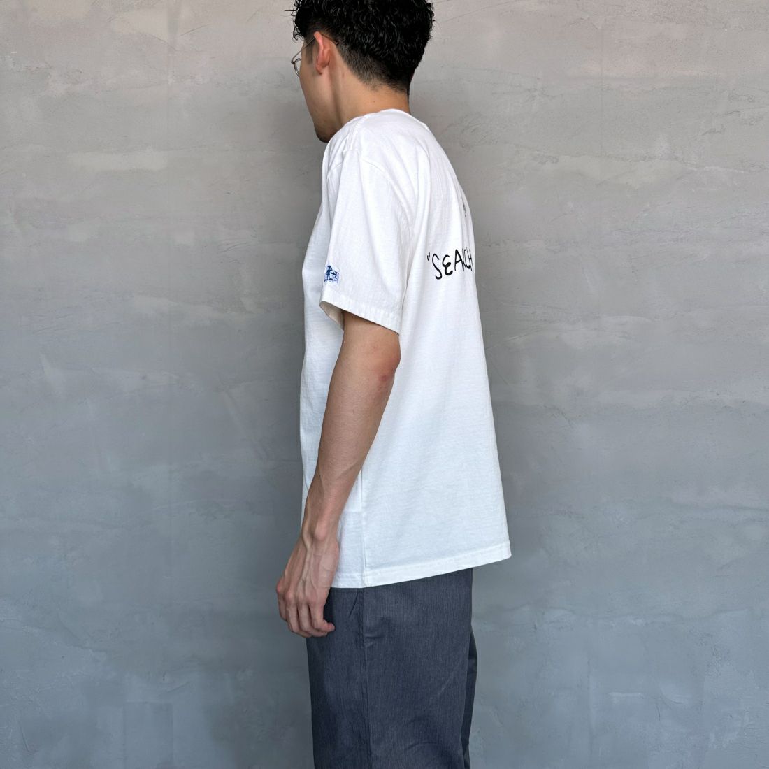 The Endless Summer [エンドレスサマー] 別注 手書き風ロゴ BUHIバックプリントTシャツ [FH-24574509-JF] 07 WHITE&&モデル身長：168cm 着用サイズ：L&&