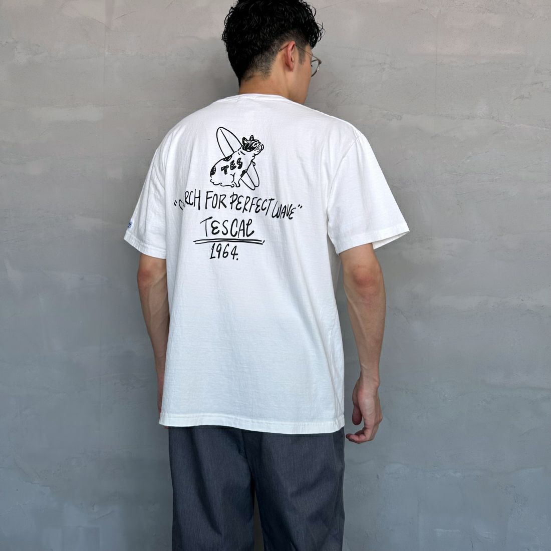 The Endless Summer [エンドレスサマー] 別注 手書き風ロゴ BUHIバックプリントTシャツ [FH-24574509-JF] 07 WHITE&&モデル身長：168cm 着用サイズ：L&&