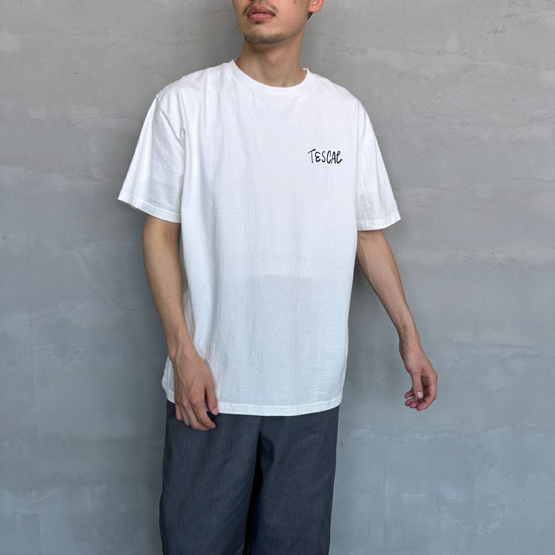 The Endless Summer [エンドレスサマー] 別注 手書き風ロゴ BUHIバックプリントTシャツ [FH-24574509-JF] 07 WHITE&&モデル身長：168cm 着用サイズ：XL&&