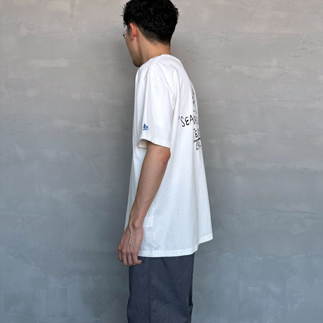 The Endless Summer [エンドレスサマー] 別注 手書き風ロゴ BUHIバックプリントTシャツ [FH-24574509-JF] 07 WHITE&&モデル身長：168cm 着用サイズ：XL&&