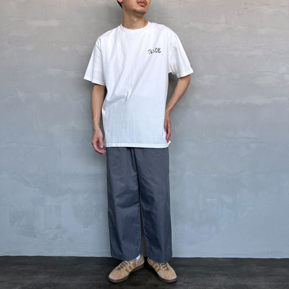 The Endless Summer [エンドレスサマー] 別注 手書き風ロゴ BUHIバックプリントTシャツ [FH-24574509-JF] 07 WHITE&&モデル身長：168cm 着用サイズ：XL&&
