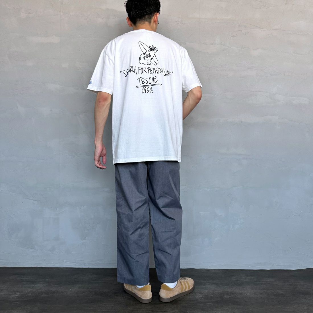 The Endless Summer [エンドレスサマー] 別注 手書き風ロゴ BUHIバックプリントTシャツ [FH-24574509-JF] 07 WHITE&&モデル身長：168cm 着用サイズ：XL&&