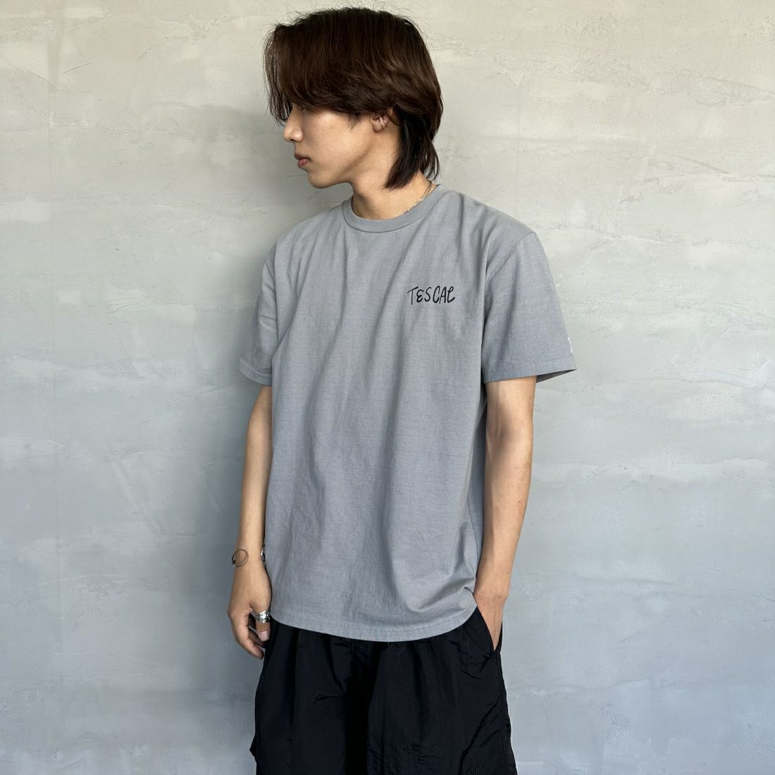 The Endless Summer [エンドレスサマー] 別注 手書き風ロゴ BUHIバックプリントTシャツ [FH-24574509-JF] 64 SAX&&モデル身長：179cm 着用サイズ：XL&&