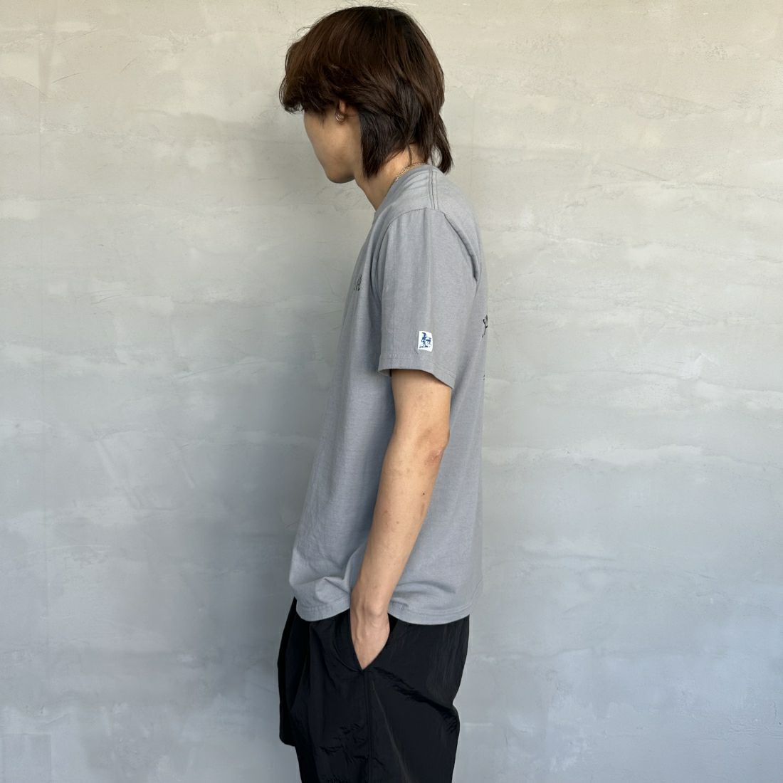The Endless Summer [エンドレスサマー] 別注 手書き風ロゴ BUHIバックプリントTシャツ [FH-24574509-JF] 64 SAX&&モデル身長：179cm 着用サイズ：XL&&