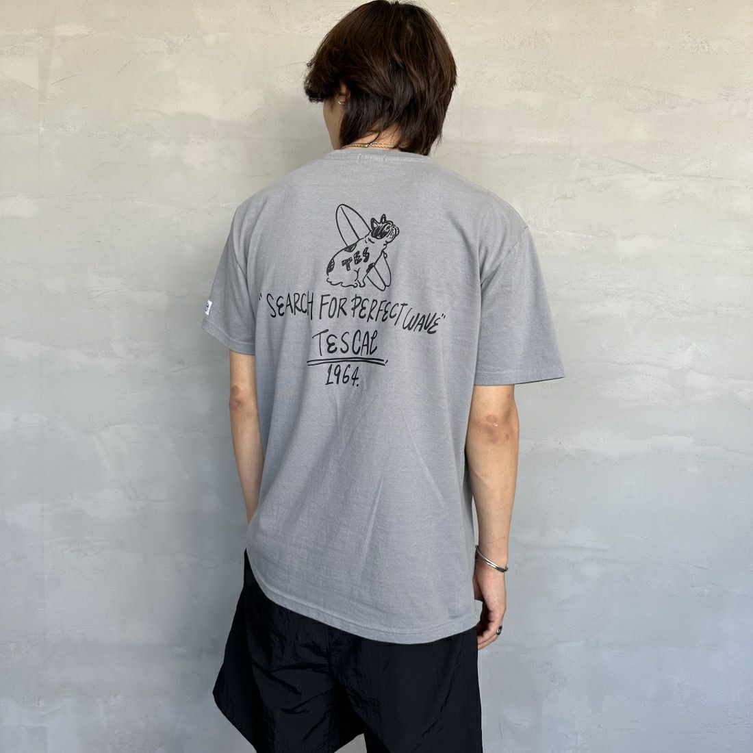 The Endless Summer [エンドレスサマー] 別注 手書き風ロゴ BUHIバックプリントTシャツ [FH-24574509-JF] 64 SAX&&モデル身長：179cm 着用サイズ：XL&&