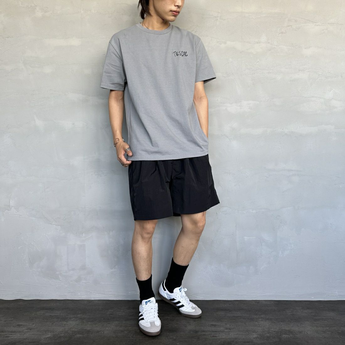 The Endless Summer [エンドレスサマー] 別注 手書き風ロゴ BUHIバックプリントTシャツ [FH-24574509-JF] 64 SAX&&モデル身長：179cm 着用サイズ：XL&&