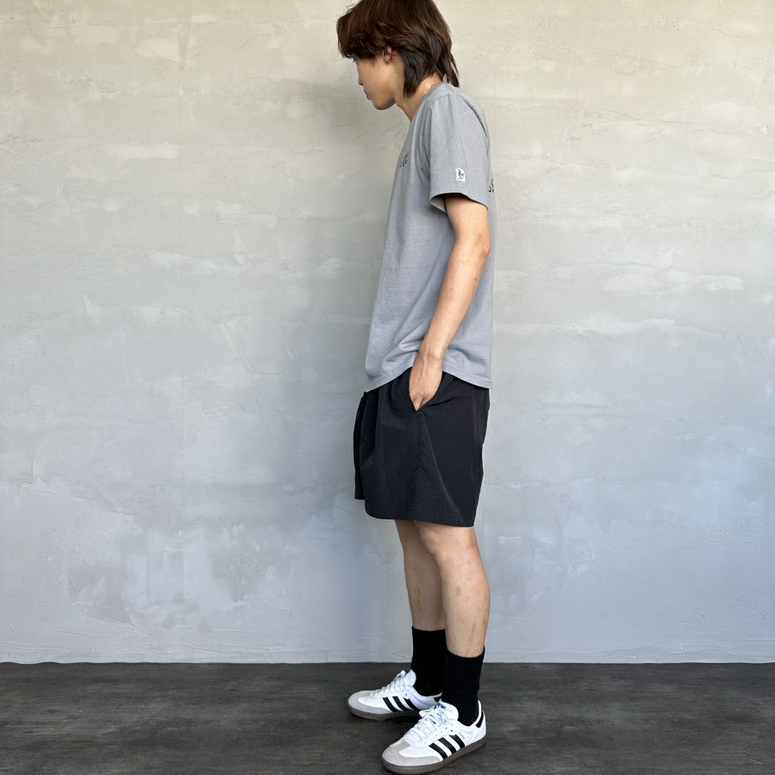 The Endless Summer [エンドレスサマー] 別注 手書き風ロゴ BUHIバックプリントTシャツ [FH-24574509-JF] 64 SAX&&モデル身長：179cm 着用サイズ：XL&&