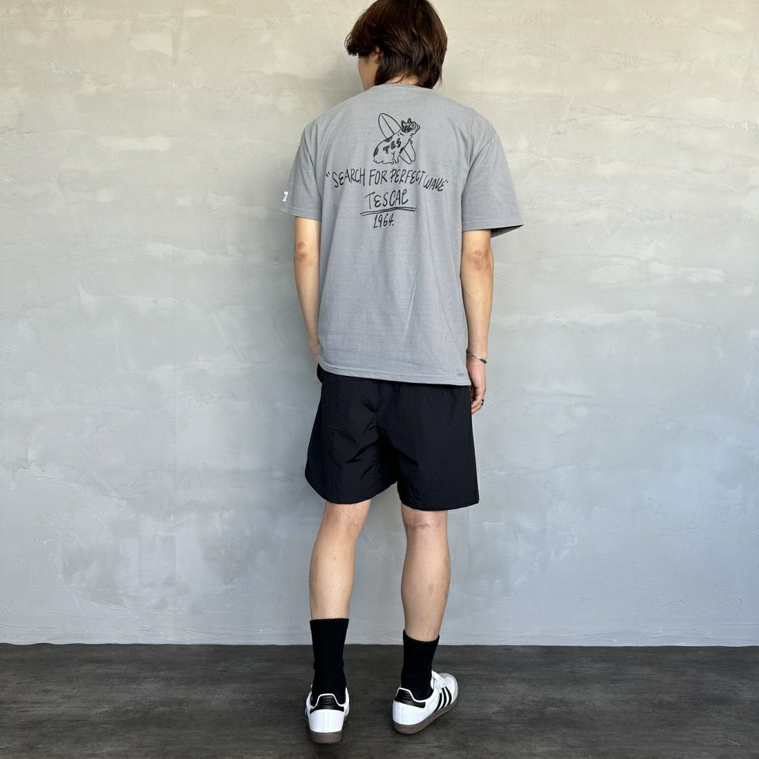 The Endless Summer [エンドレスサマー] 別注 手書き風ロゴ BUHIバックプリントTシャツ [FH-24574509-JF] 64 SAX&&モデル身長：179cm 着用サイズ：XL&&