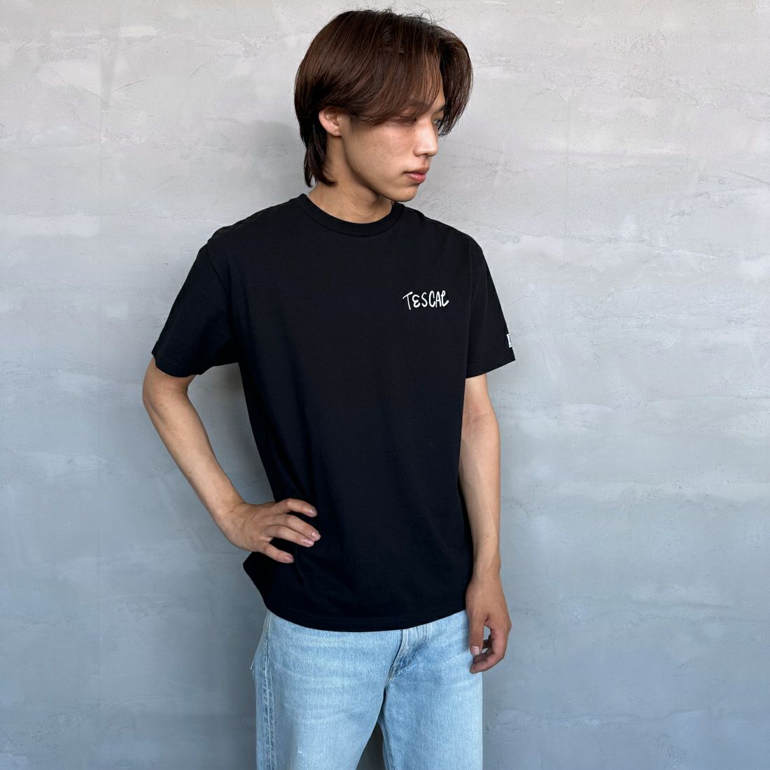 The Endless Summer [エンドレスサマー] 別注 手書き風ロゴ BUHIバックプリントTシャツ [FH-24574509-JF] 01 BLACK&&モデル身長：179cm 着用サイズ：L&&