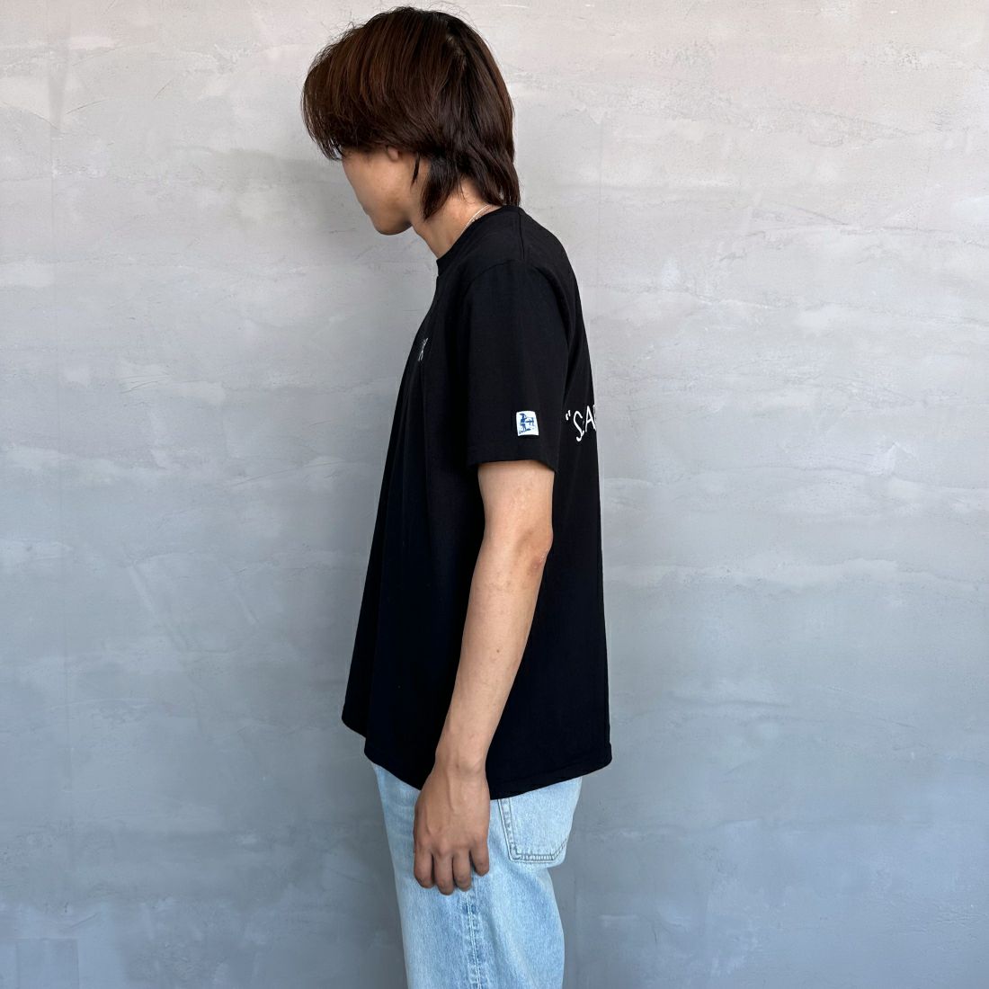 The Endless Summer [エンドレスサマー] 別注 手書き風ロゴ BUHIバックプリントTシャツ [FH-24574509-JF] 01 BLACK&&モデル身長：179cm 着用サイズ：L&&