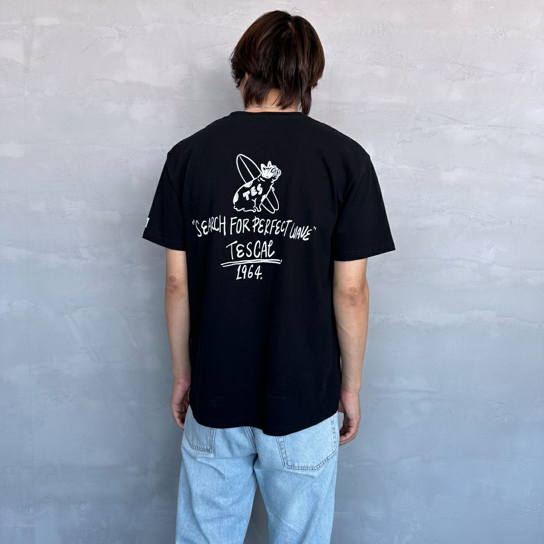 The Endless Summer [エンドレスサマー] 別注 手書き風ロゴ BUHIバックプリントTシャツ [FH-24574509-JF] 01 BLACK&&モデル身長：179cm 着用サイズ：L&&