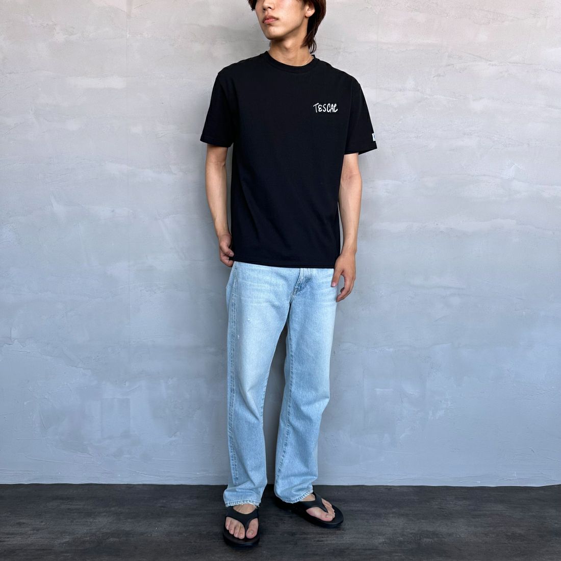 The Endless Summer [エンドレスサマー] 別注 手書き風ロゴ BUHIバックプリントTシャツ [FH-24574509-JF] 01 BLACK&&モデル身長：179cm 着用サイズ：L&&